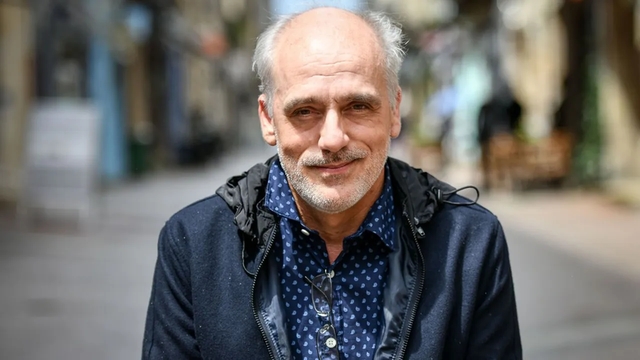 Philippe Poutou propose notamment de revenir à des taux d'impôt sur le revenu plus élevés et de fixer un taux marginal à 100 % à partir d'un certain niveau de revenu estimé 5 fois le SMIC.